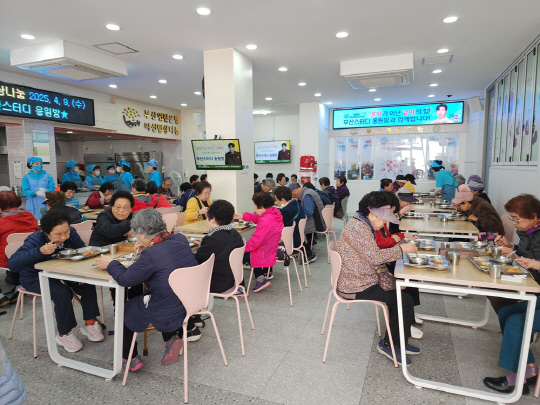 부산 영웅시대 '스터디하우스' 회원들이 지난 9일 밥상공동체 부산연탄은행에서 44차 정기 후원과 조리 및 급식 봉사를 했다.<임영웅 팬클럽 영웅시대 제공>